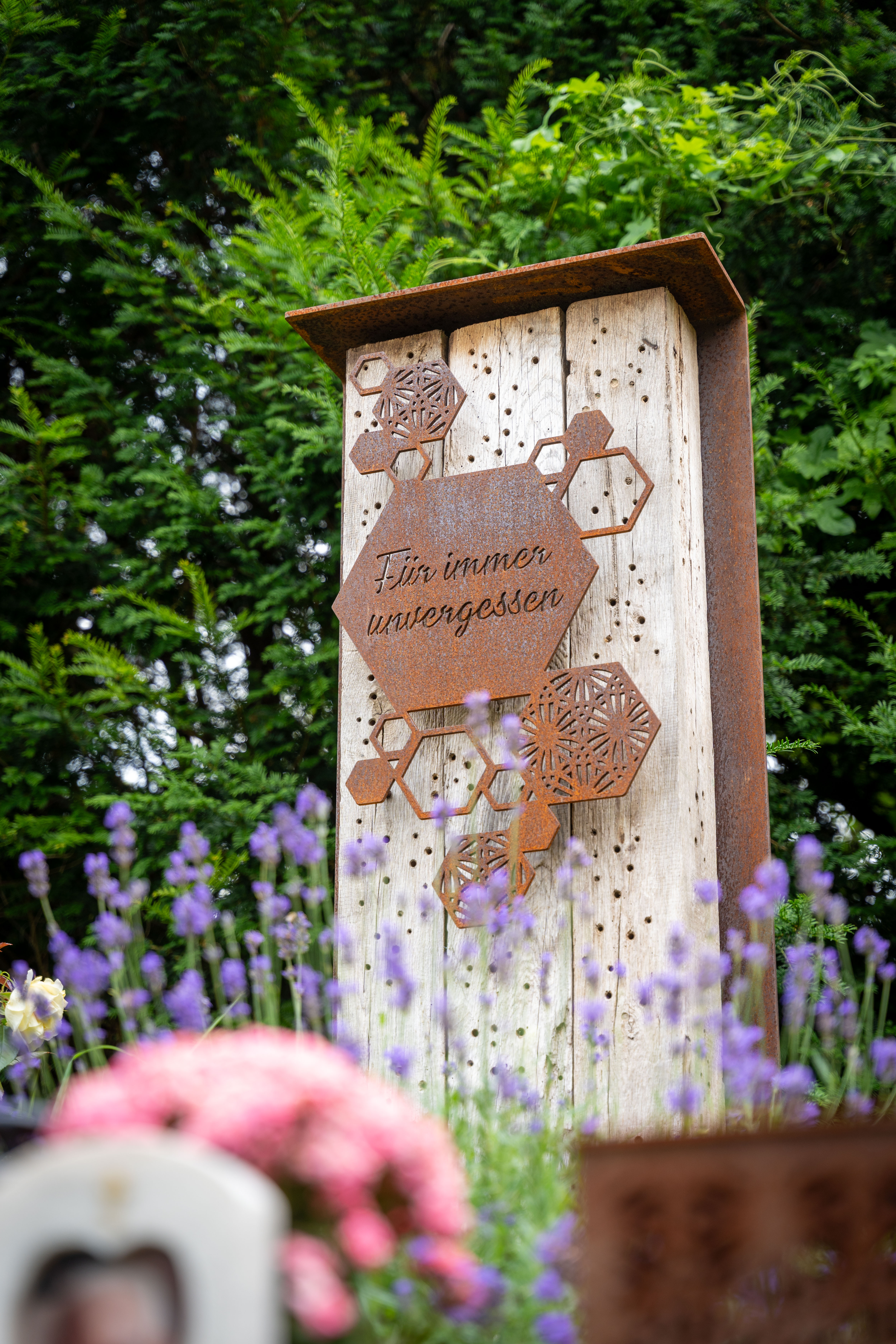 Grabstelle aus Cortenstahl am Bienenhain-Friedhof